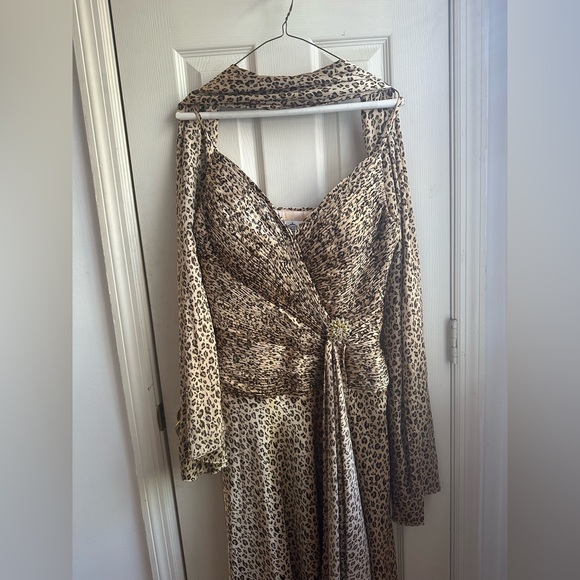 Leopard print gown with matching shawl - Picture 3 of 11